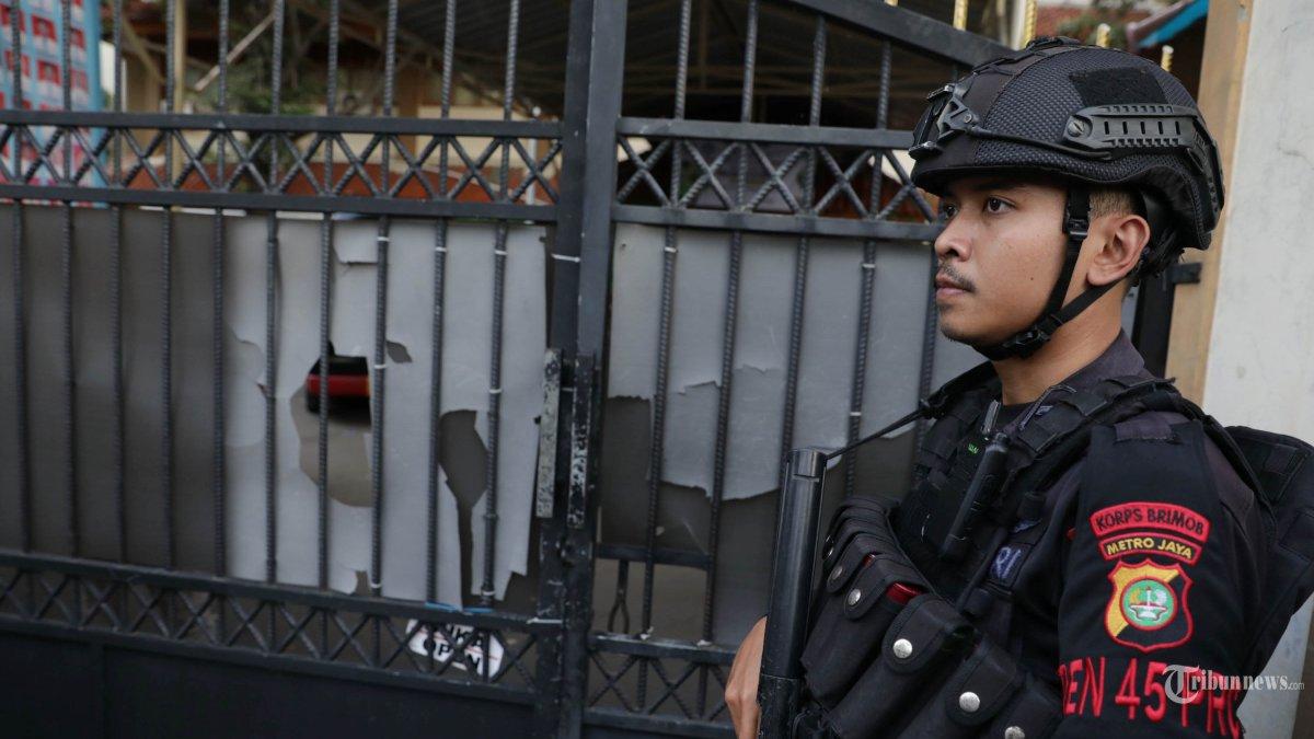 Perubahan-Perilaku-FN-Terbongkar-Rumah-Pelaku-Peledakan-di-SMAN-72-Digeledah.jpg