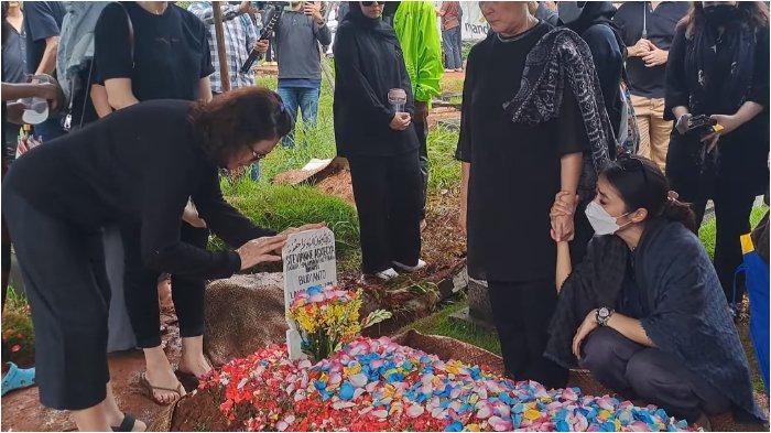 Petugas-gali-kubur-beberkan-hal-yang-tidak-biasa-saat-pemakaman-Stevie-Agnecya.jpg