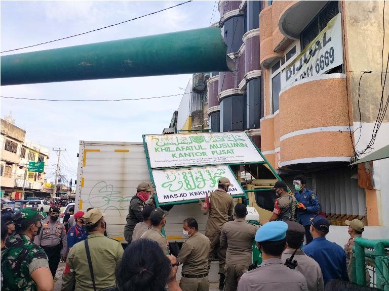 Petugas-melakukan-penertiban-plang-papan-nama-di-kantor-pusat-Khilafatul-Muslimin.jpg