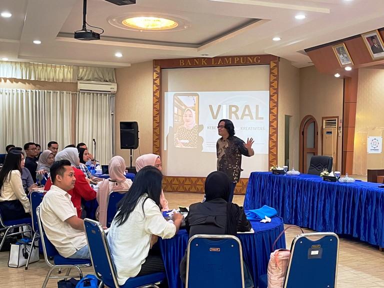 Pimred-Tribun-Lampung-Ridwan-Hardiansyah-saat-memberikan-materi-pengelolaan-video-kreatif.jpg