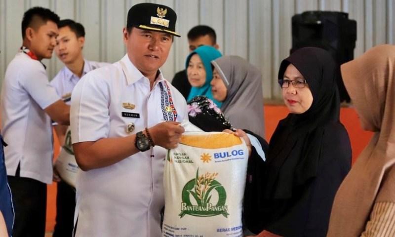 Pj-Bupati-Lampung-Barat-Nukman-saat-launching-bansos-CPP-di-Kantor-Bulog.jpg