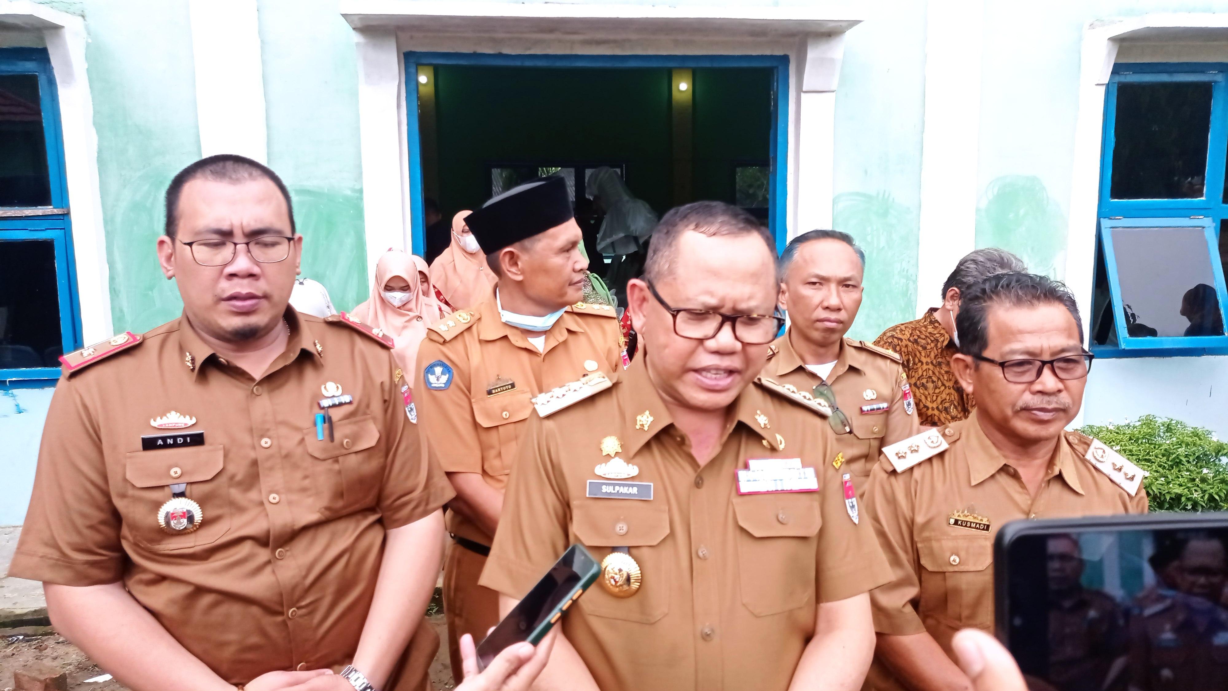 Pj-Bupati-Mesuji-Sulpakar-saat-diwawancarai-awak-media.jpg