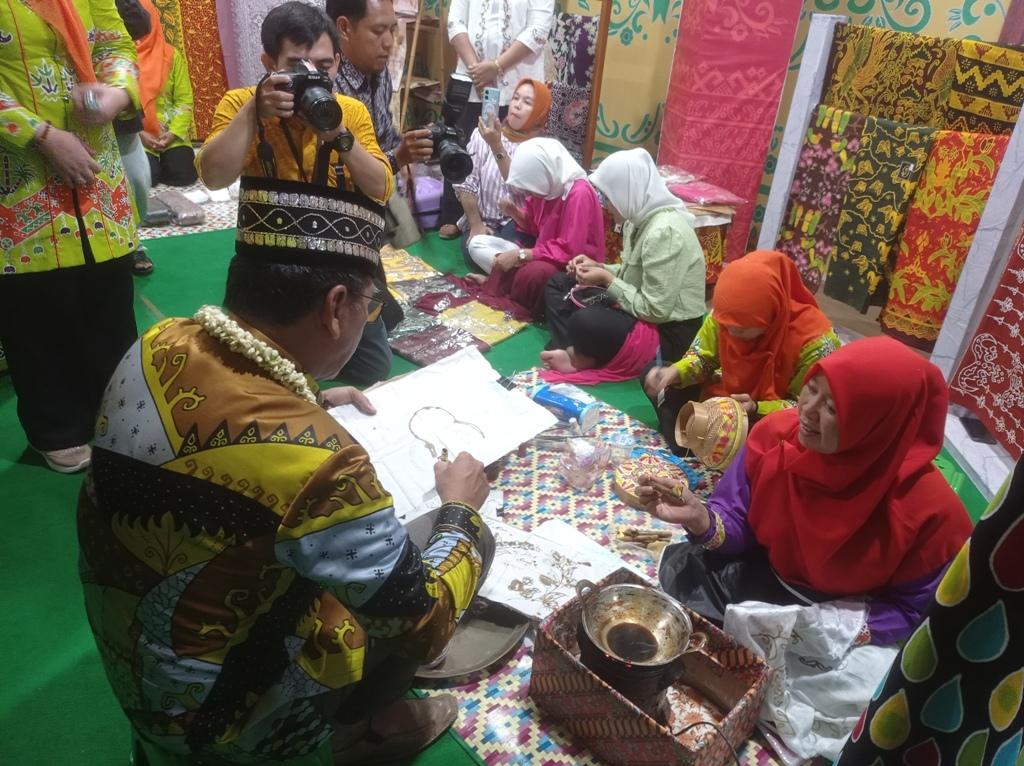 Pj-Bupati-Tulangbawang-Qudrotul-Ikhwanbelajar-membatik.jpg