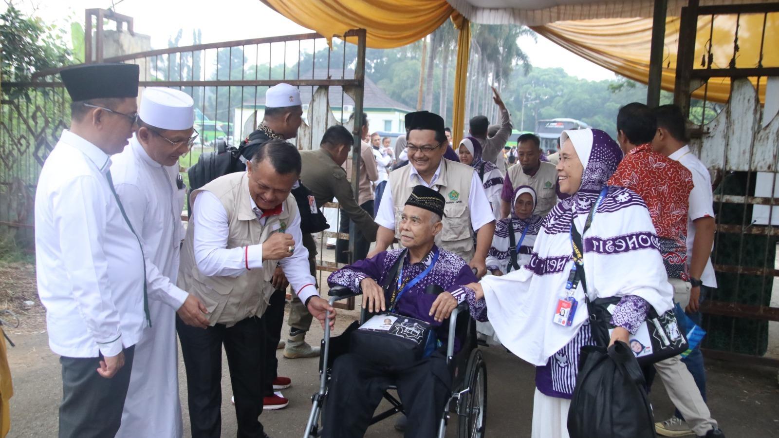 Pj Gubernur Samsudin Bersama Kakanwil Kemenag Sambut Kedatangan Jamaah Haji Kloter Pertama Lampung