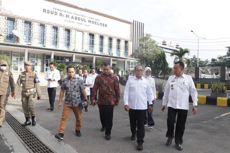 Pj-Gubernur-Lampung-Samsudin-saat-meninjau-pelayanan-di-RSUD-Abdul-Moeloek.jpg