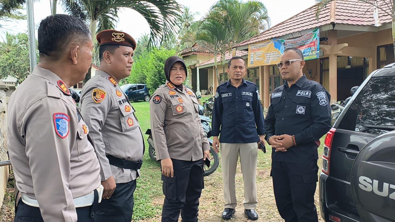 Polda Lampung Asistensi Distribusi Logistik PSU Pesawaran