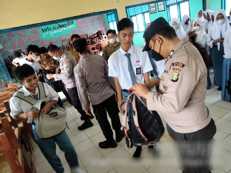 Police-Goes-to-School-di-way-kanan.jpg