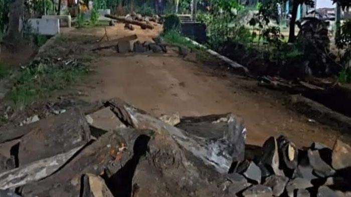 Polisi Diserang Massa di Lampung Tengah Terjebak Blokade Batu Besar dan Balok