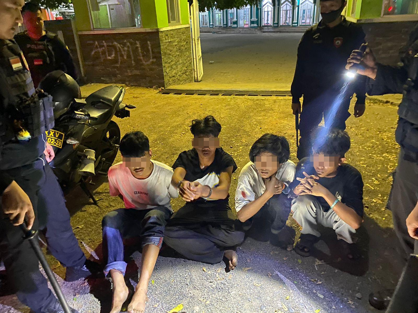 Polres-Bandar-Lampung-Polda-Lampung-Tangkap-4-Remaja-Pelaku-Tawuran-4-Sajam-Disita.jpg