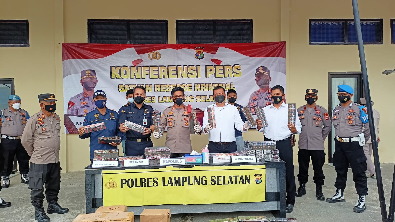 Polres-Lampung-Selatan-berhasil-mengamankan-penyeludupan-rokok-tanpa-pita-cukai.jpg