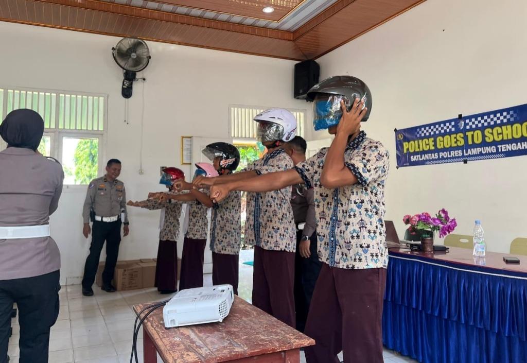 Polres-Lampung-Tengah-bagikan-helm-di-SMKN-1-Seputih-Agung.jpg