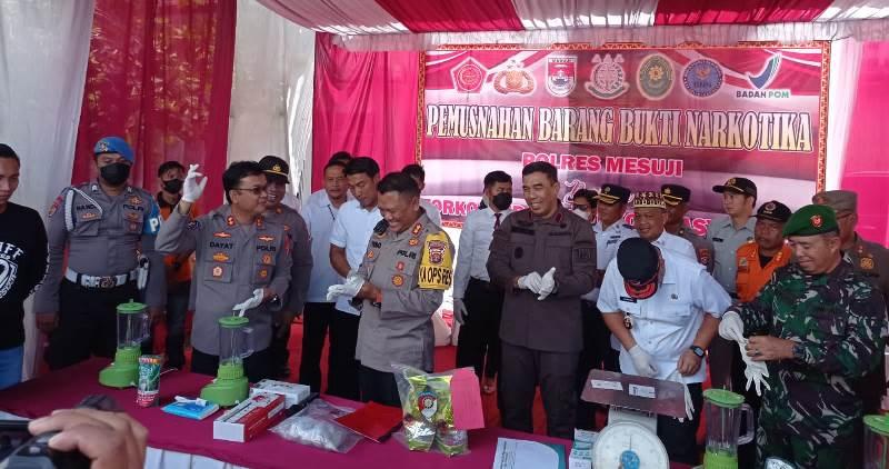 Polres-Mesuji-selamatkan-puluhan-ribu-jiwa-dari-pemusnahan-2-kg-sabu-dan-1000-pil-ekstasi.jpg