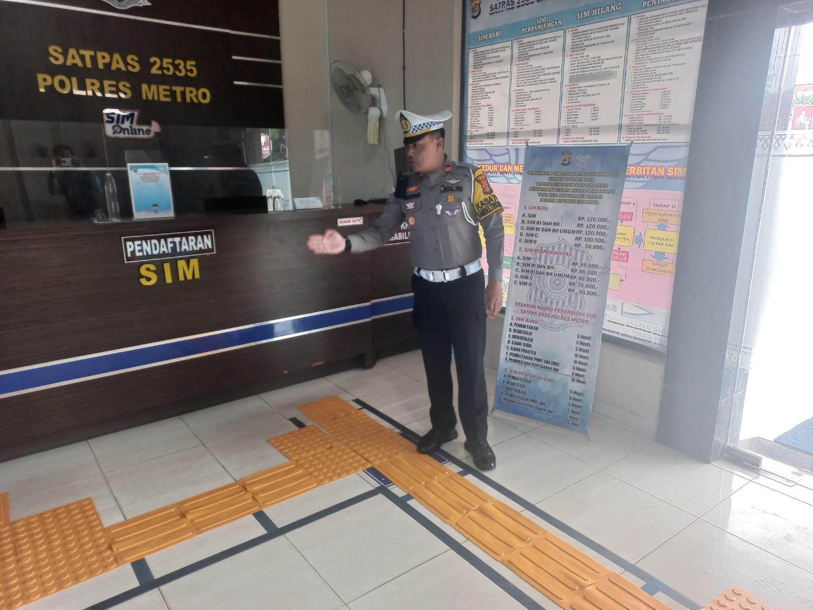 Polres-Metro-Polda-Lampung-Pasang-Guiding-Block-Untuk-Jalur-Khusus-Disabilitas-di-Pelayanan-SIM.jpg