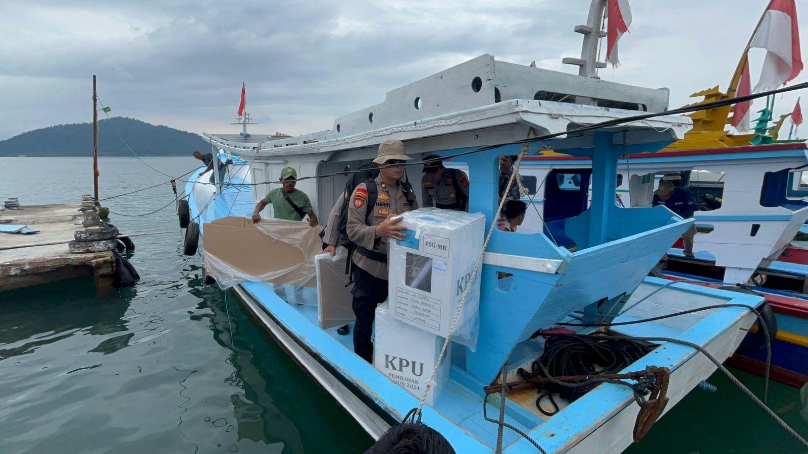 Polres-Pesawaran-kawal-distribusi-logistik-ke-Pahawang.jpg
