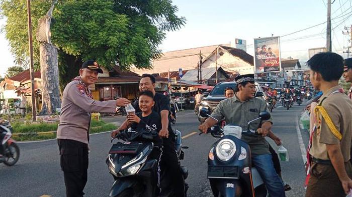 Polres-Pesisir-Barat-membagikan-takjil-kepada-pengendara-yang-melintas-di-Jalan-Lintas-Barat-Krui.jpg