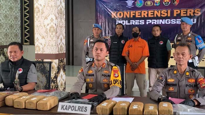 Polres-Pringsewu-Lampung-Ungkap-Peredaran-Ganja-9-Kg.jpg