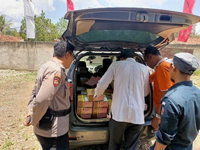 Polres Pringsewu Lampung Kawal Kedatangan Logistik Pilkada, Alat Bantu Tuna Netra