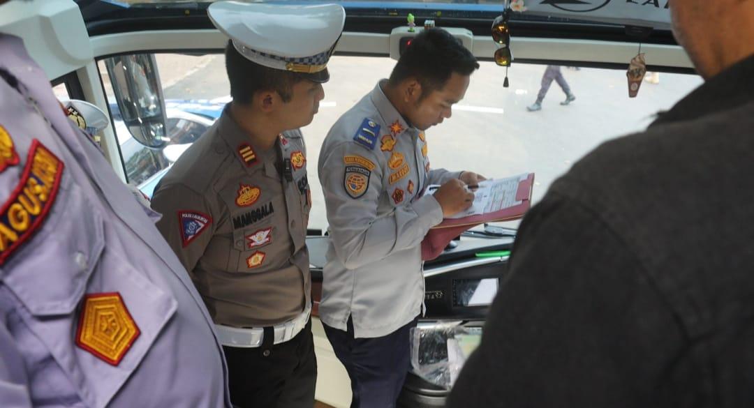 Polres dan Dishub Lampung Selatan Ramp Check Bus Calon Jemaah Haji