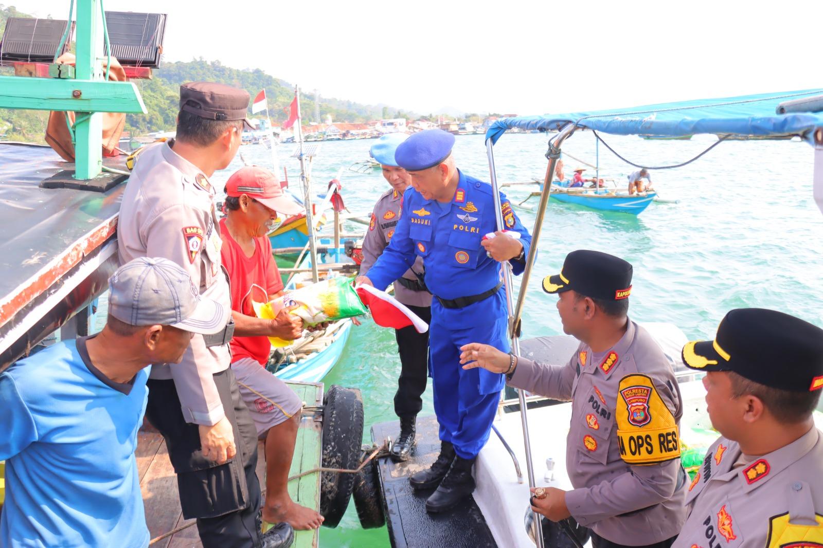 Polresta Bandar Lampung Bagikan Bendera dan Sembako Kepada Nelayan