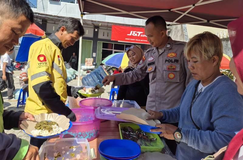 Polresta-Bandar-Lampung-bagikan-makanan-gratis-ke-warga.jpg