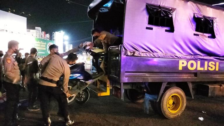 Polresta Bandar Lampung Bubarkan Aksi Gerakan Suara Pemuda Lampung di Tugu Adipura Malam Ini