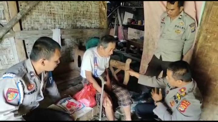 Polisi Penolong Masyarakat, Polsek Baradatu Polres Way Kanan Polda Lampung Berikan Tali Asih Warga
