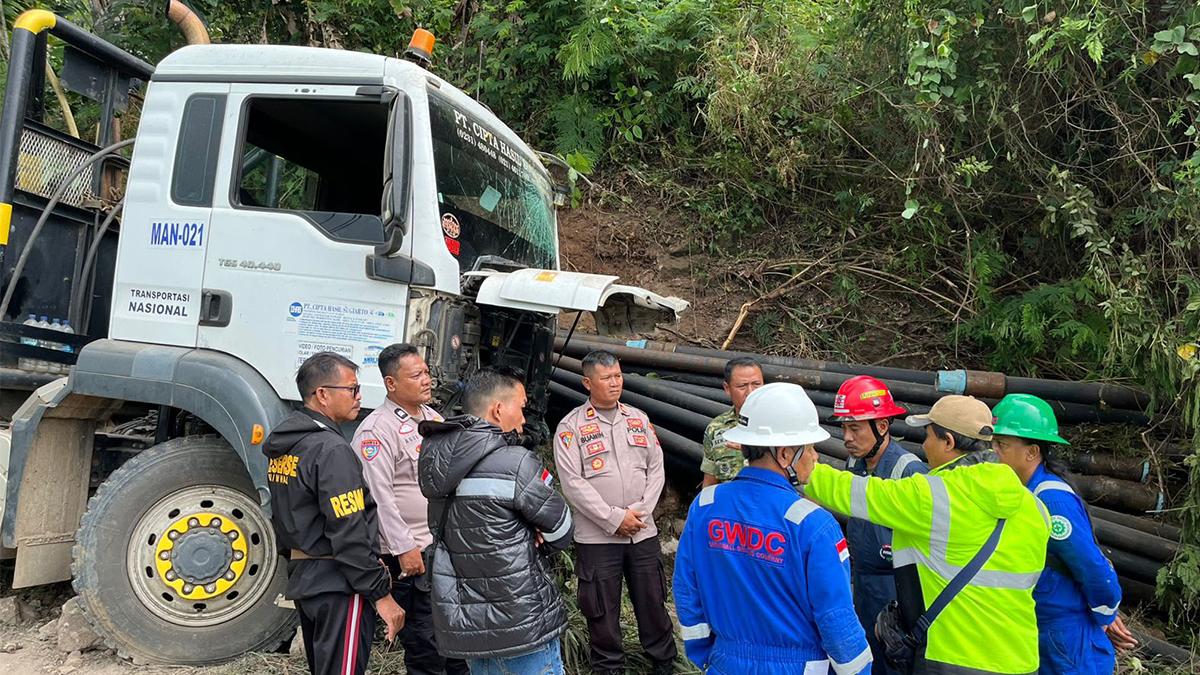 Polsek-Pulau-Panggung-Evakuasi-Truk-Tronton-Rem-Blong-di-Jalur-Leter-S.jpg