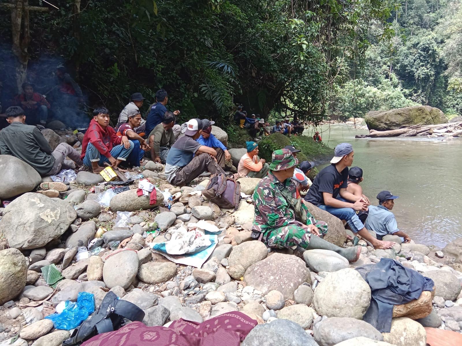 Polsek-Suoh-bersama-TNI-BPBD-serta-masyarakat-saat-melakukan-pencarian.jpg