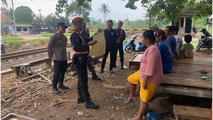 Polsuska Minta Masyarakat Tidak Lempar Kereta Api karena Melanggar Hukum