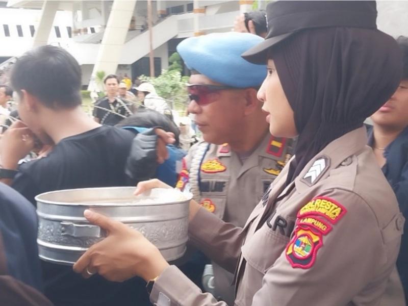 Polwan-membagikan-siomai-kepada-mahasiswa-peserta-unjuk-rasa-di-DPRD-Lampung.jpg