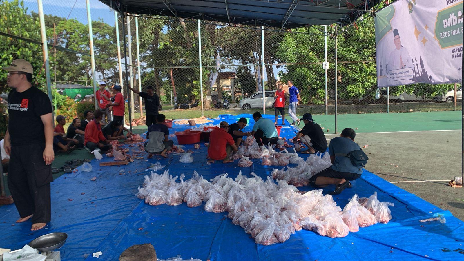 Bangun Harmonisasi dengan Lingkungan Sekitar, PTPN I Regional 7 Kurban 23 Ekor Sapi dan 25 Kambing - Potong-kurban-dok.jpg