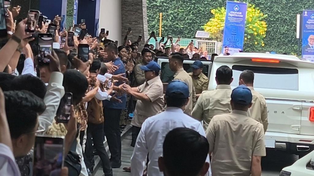Prabowo-salami-peserta-Munas-HIPMI.jpg