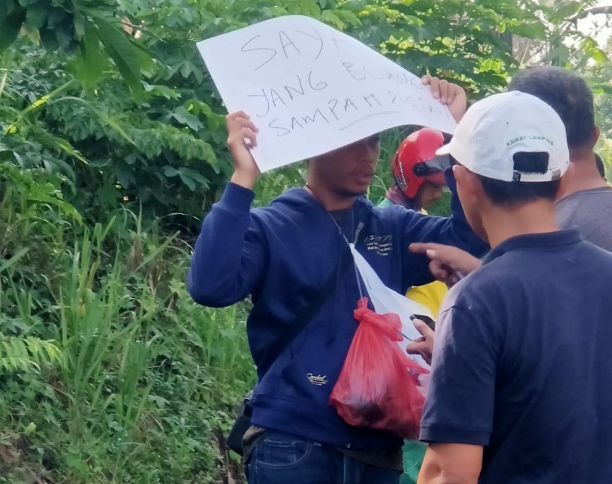 Pria-Bandar-Lampung-buang-sampah-sembarangan.jpg