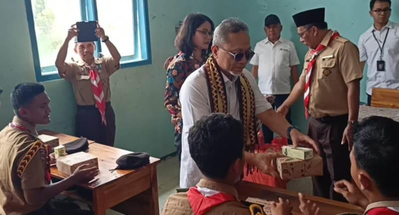 Mendag Zulkifli Hasan Kenalkan Program Makan Siang Gratis ke Sekolah di Lampung Selatan