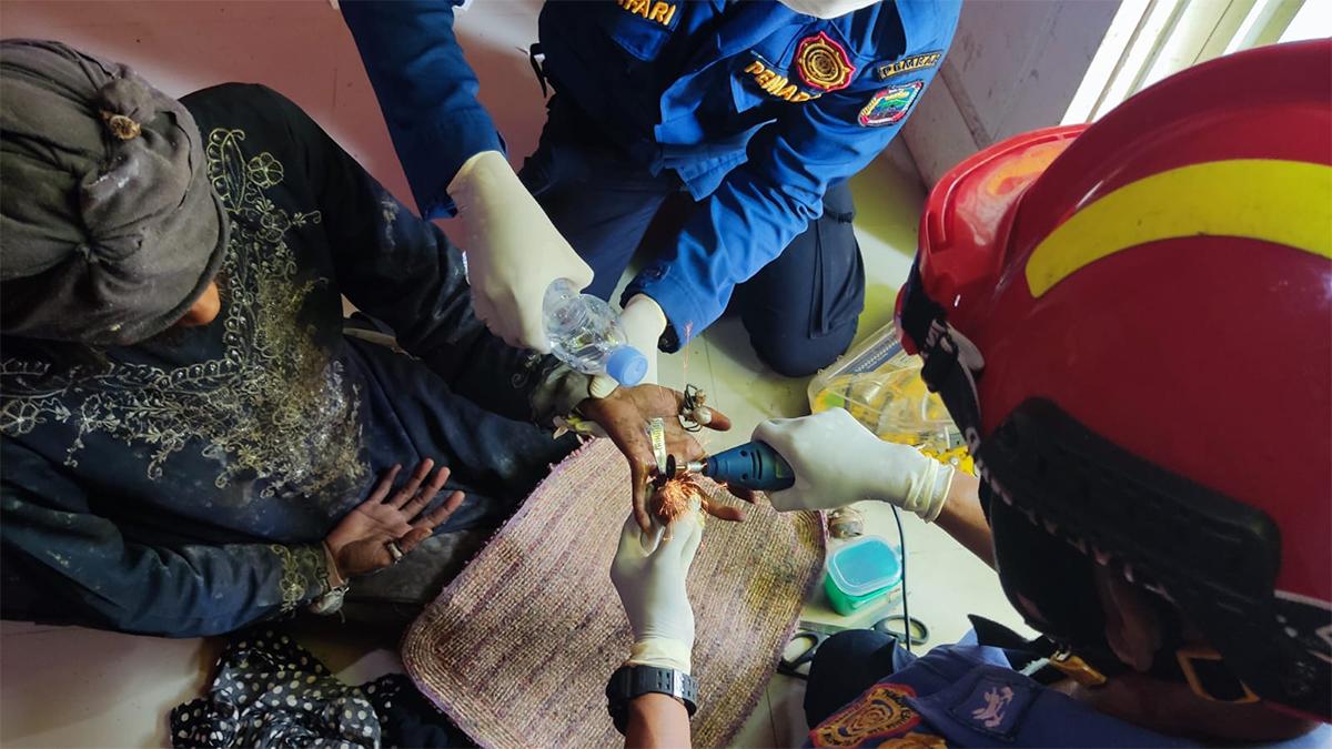 Dramatis, Damkarmat Lampung Selatan Evakuasi ODGJ yang Terlilit Kawat dan Bearing Besi - Tribunlampung.co.id
