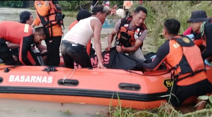 16 Jam Dilakukan Pencarian, Korban Sopir Hanyut di Sungai Sangaji Lampung Tengah Ditemukan