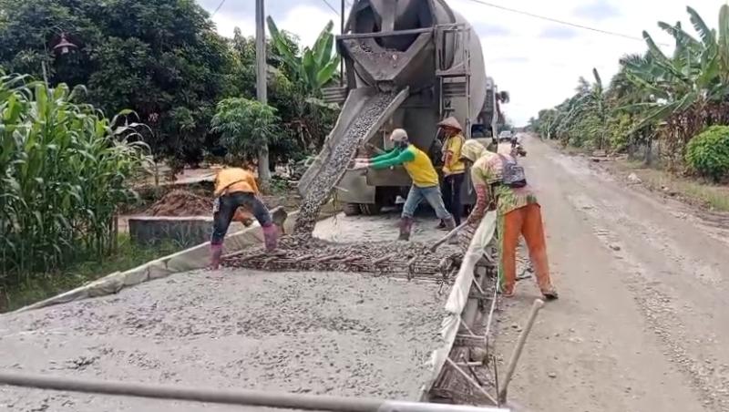 Proses-perbaikan-jalan-Kampung-Negara-Aji-Tua-Marhen.jpg