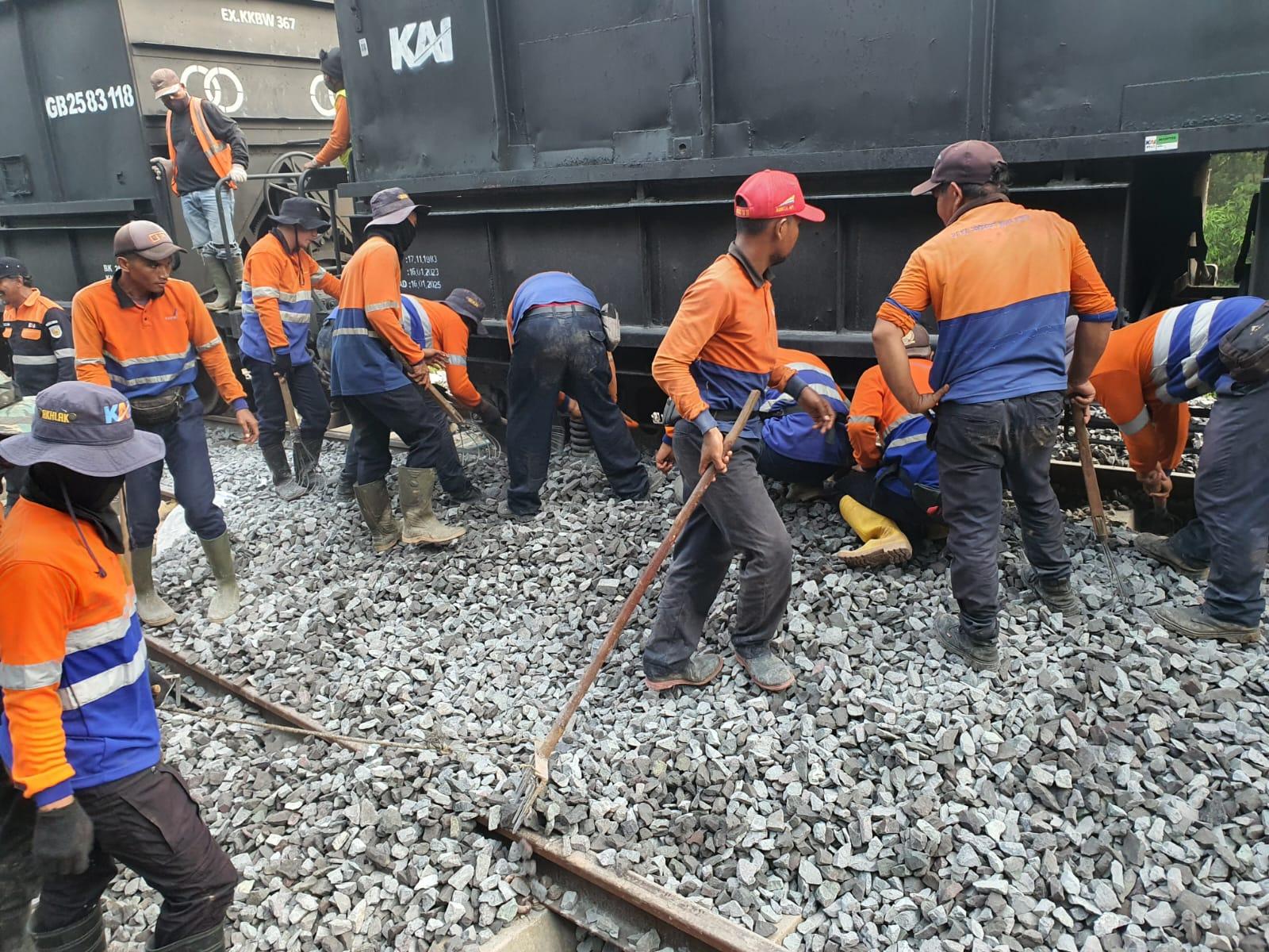 Proses-perbaikan-rel-kereta-api-Lampung-Sumatera-Selatan-yang-ambles.jpg