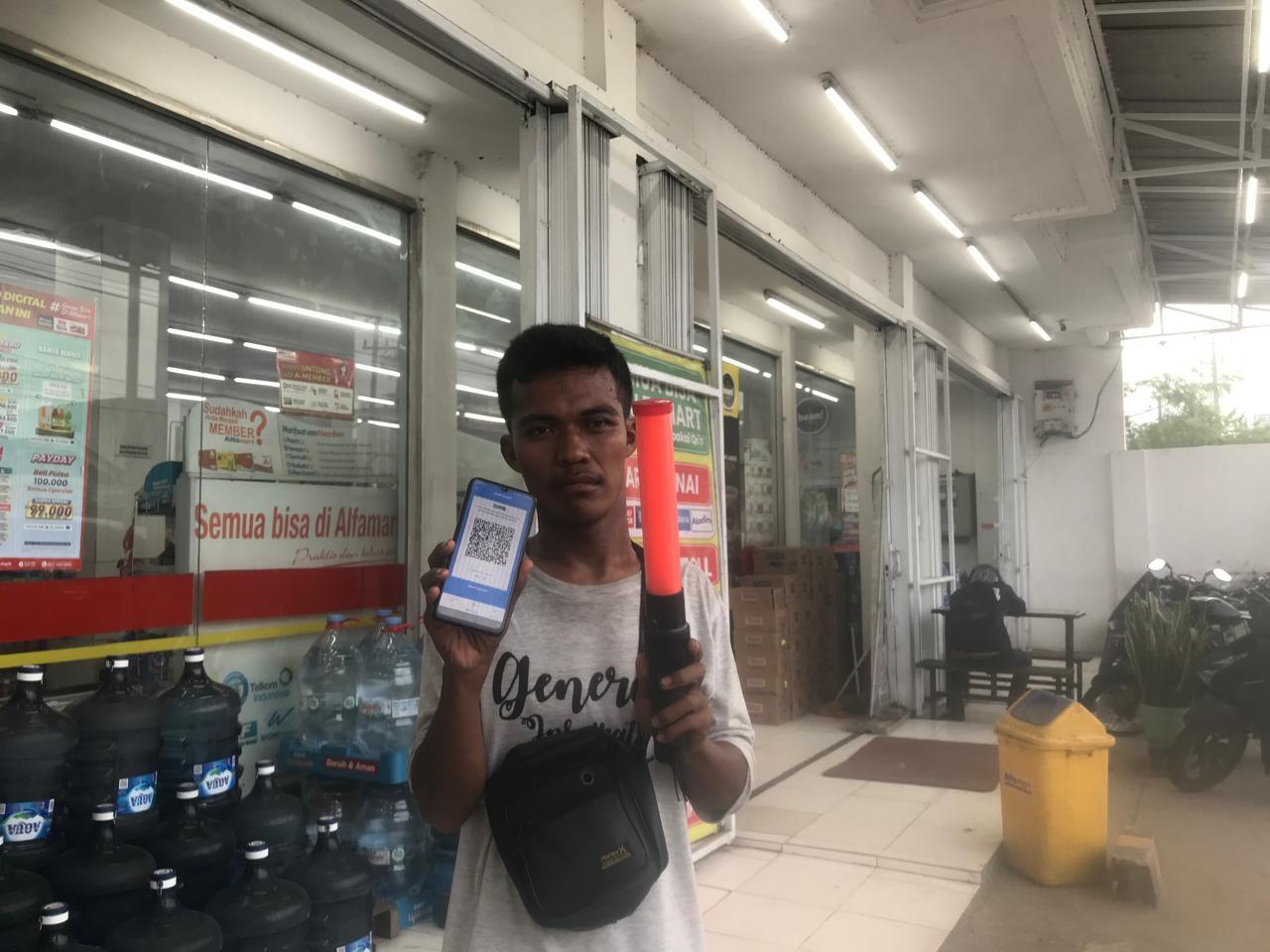 QRIS-Agung-saat-menunjukan-barcode.jpg