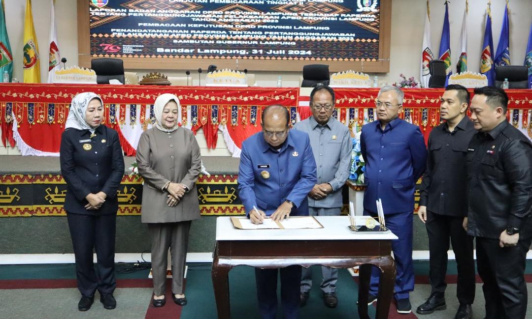 Pj Gubernur dan Ketua DPRD Tandatangani Raperda Pertanggungjawaban Pelaksanaan APBD Lampung TA 2023