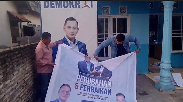 Ratusan-banner-AHY-Anies-yang-berada-di-Lampung-Selatan-dicopot-paksa.jpg