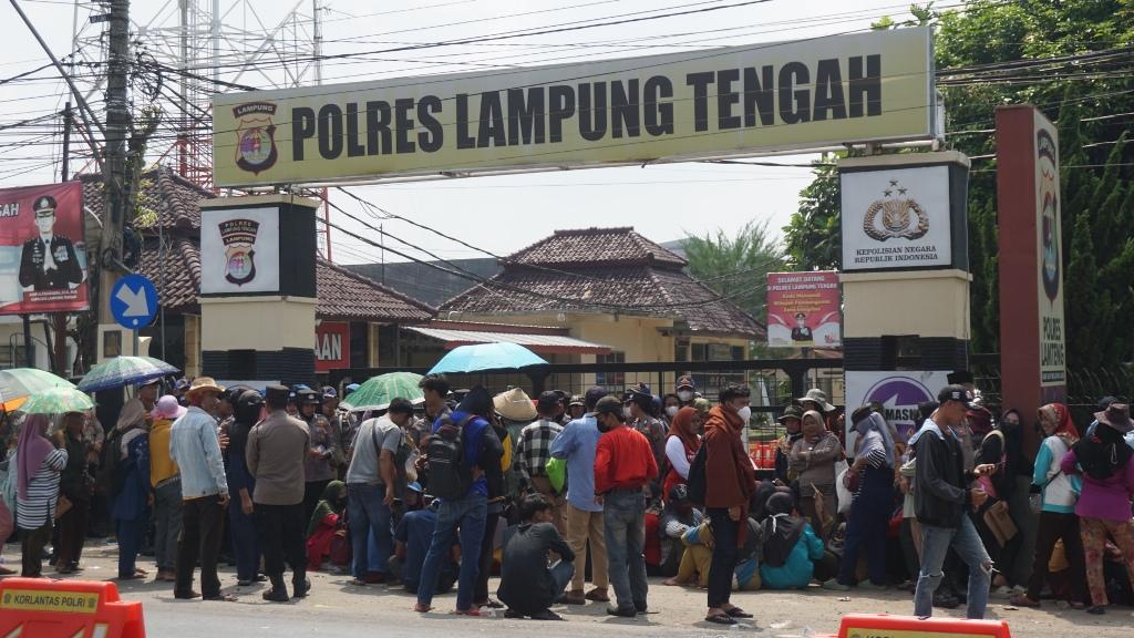 Ratusan-petani-datangi-Mapolres-Lampung-Tengah.jpg