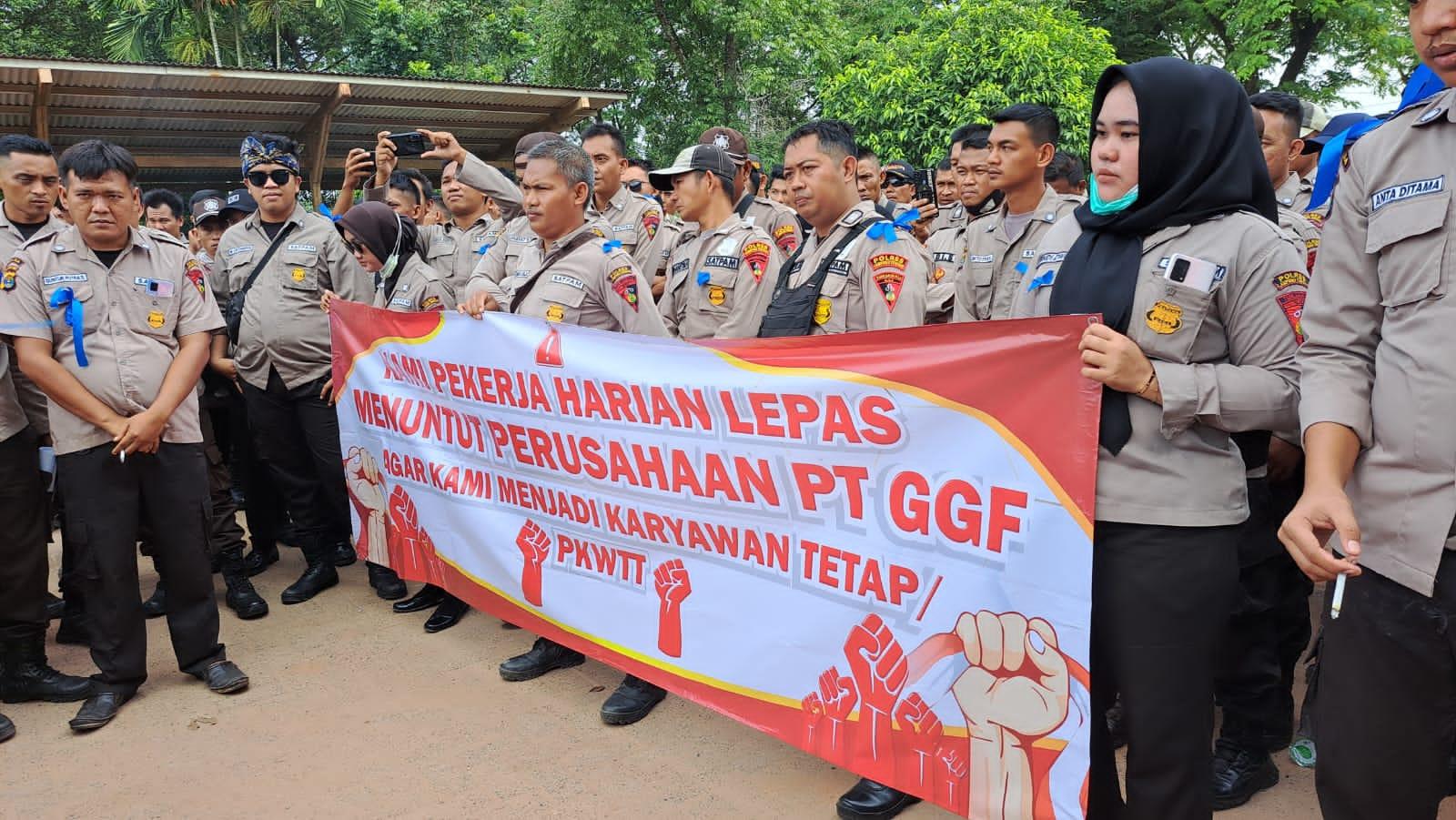Ratusan-satpam-PT-GGF-Lampung-Tengah-demo-minta-diangkat-jadi-karyawan-tetap.jpg