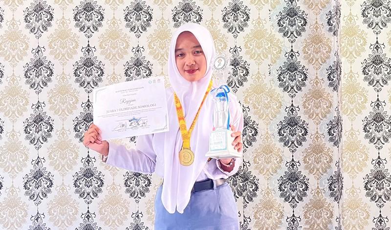 Regina Siswi SMA Muhammadiyah 1 Bandar Lampung Raih Juara Olimpiade Sosiologi