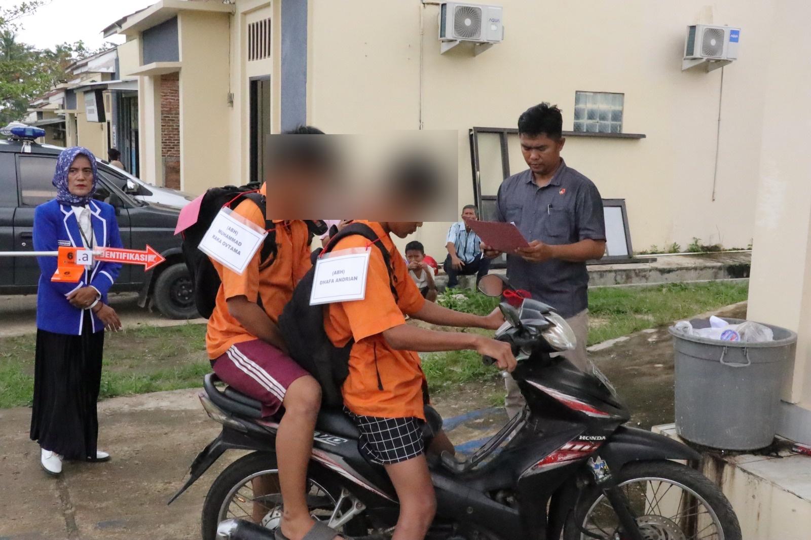 Detik-detik Pembunuhan Dainuro oleh Dua Remaja di Pesawaran Terungkap Dalam Rekonstruksi