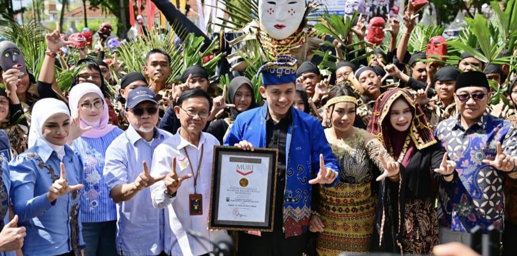 Tari Tuping 12 Wajah Raih Rekor MURI Kategori Pagelaran dengan Peserta Terbanyak 