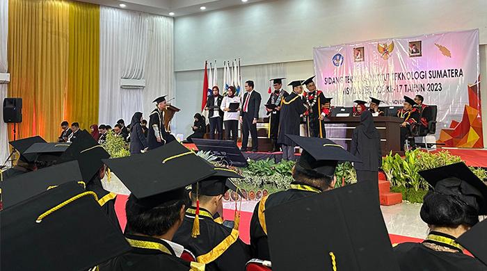 Rektor-Itera-Rektor-Itera-Prof-I-Nyoman-Pugeg-Aryantha-mewisuda-353.jpg