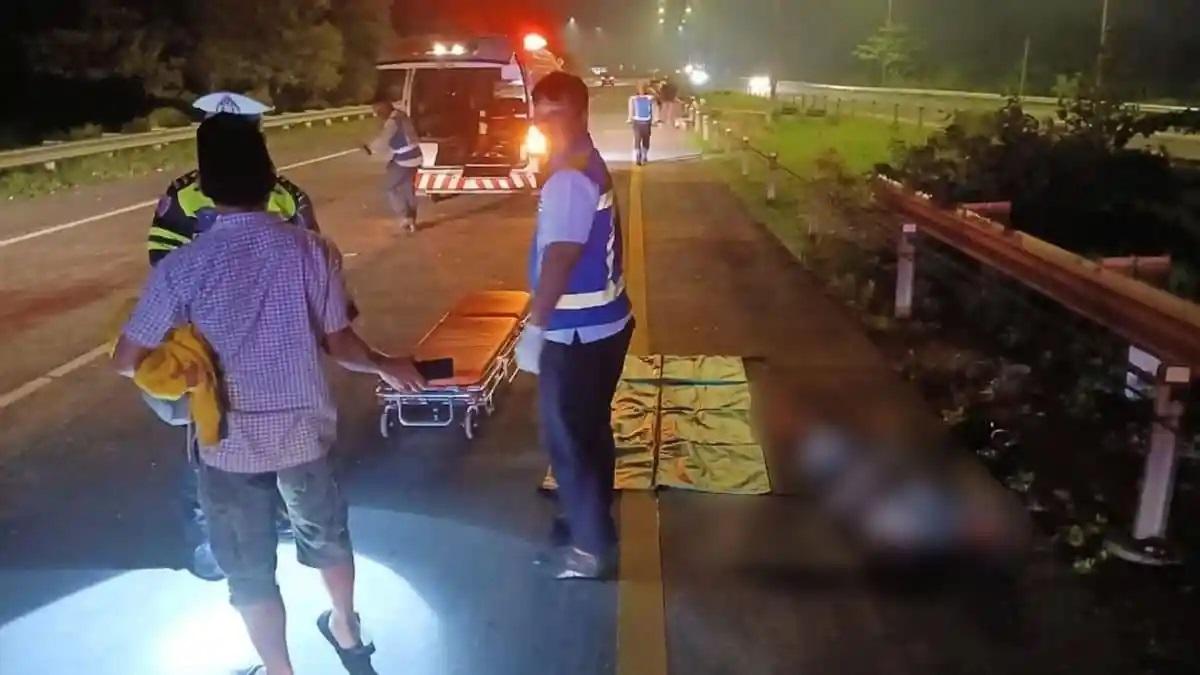 Pria Tewas Tertabrak Avanza saat Beri Isyarat ke Pengguna Jalan Lain Mobilnya Pecah Ban
