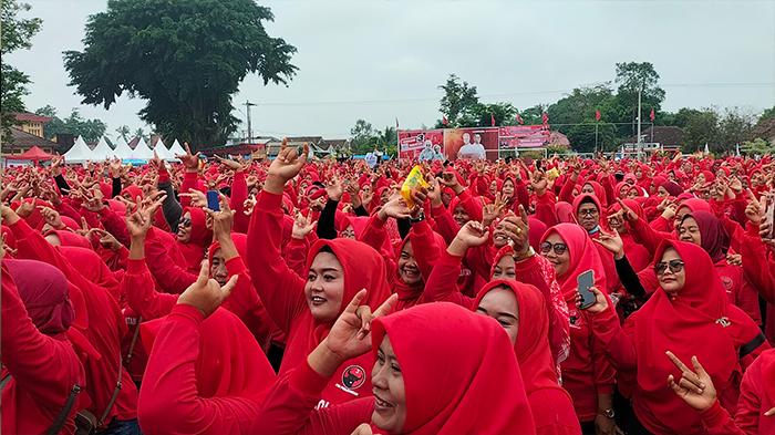 Breaking News Ribuan Emak-emak Sambut Kedatangan Siti Atiqoh Ganjar di Lampung Selatan