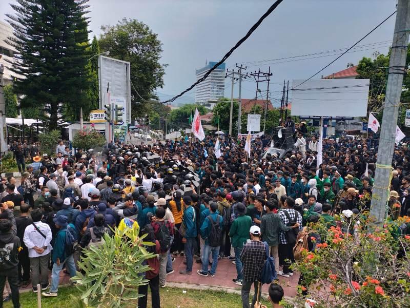 Ribuan Mahasiswa Unjuk Rasa di DPRD Lampung sampaikan 6 Tuntutan